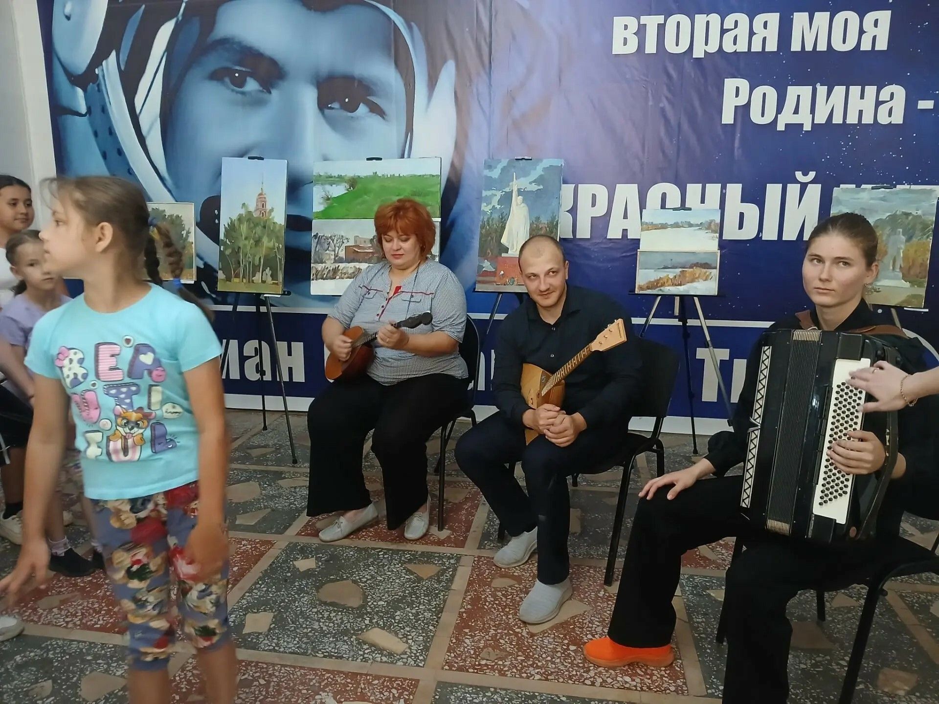 Ребята пришкольного лагеря знакомятся с музыкальными инструментами