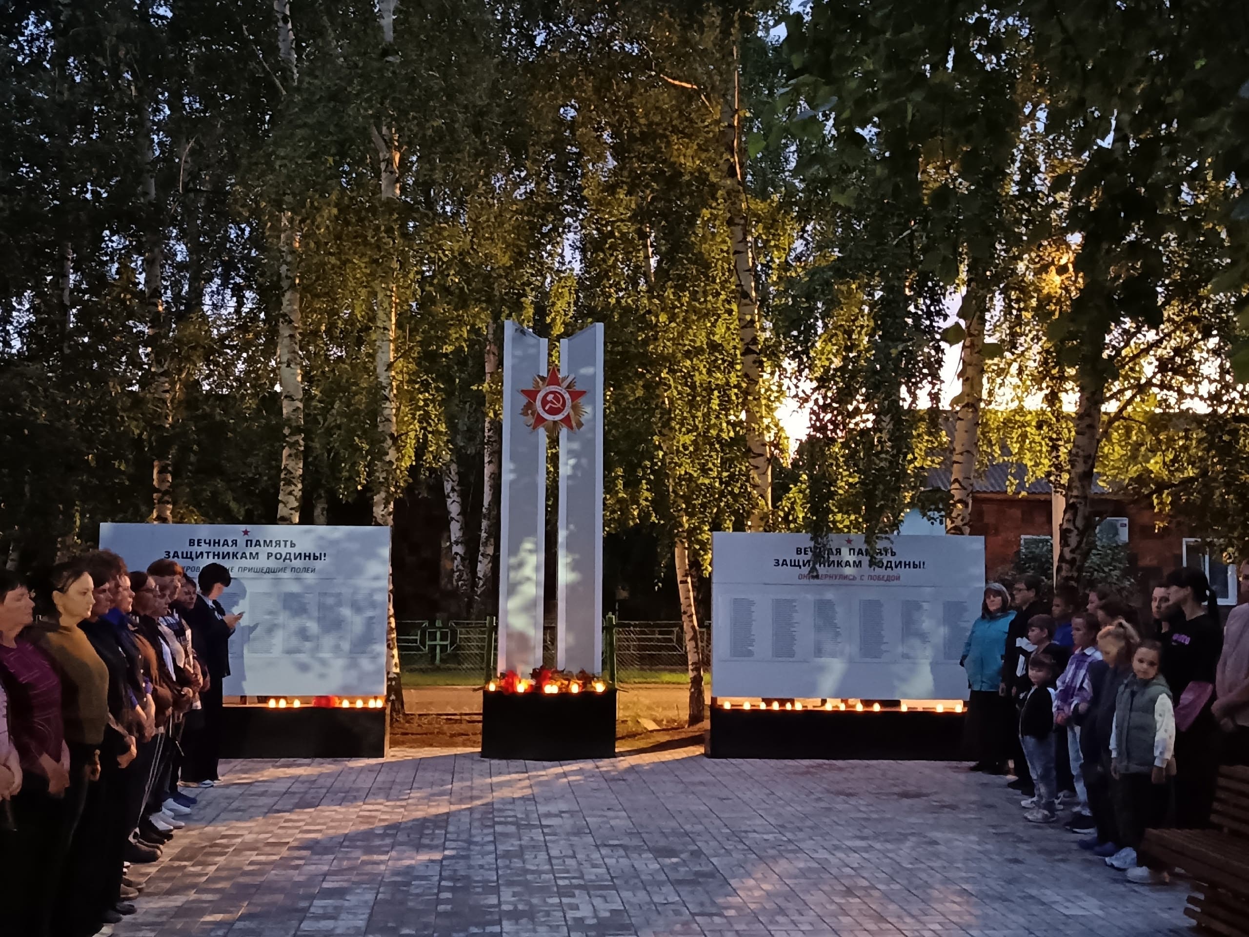 Жители села Дьяковка собрались, чтобы отдать дань уважения павшим героям