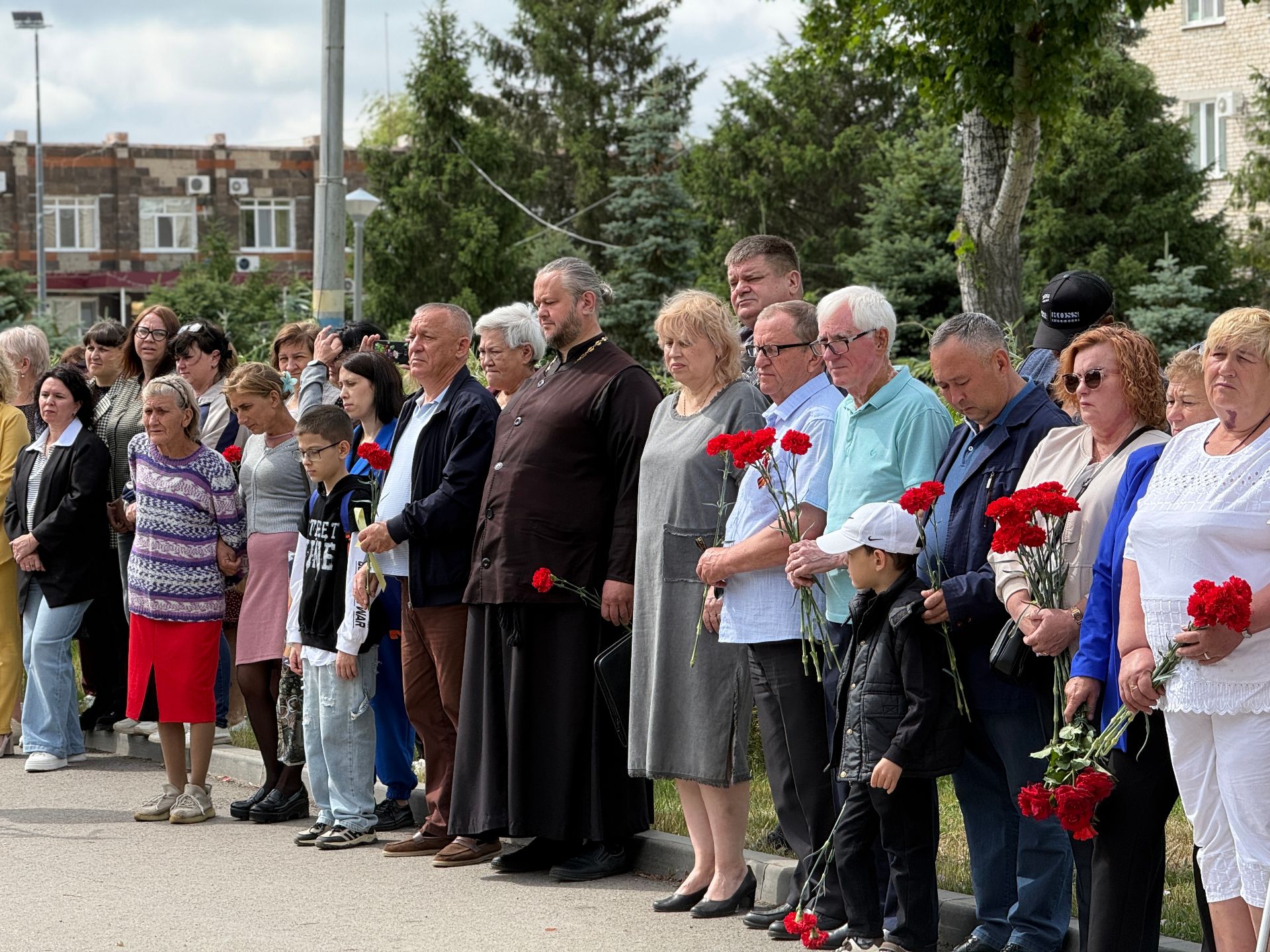 В День памяти и скорби краснокутцы возложили цветы к мемориалу «Героям-краснокутцам»
