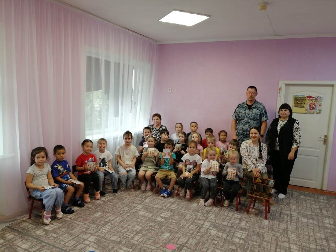 Общественники и полицейский провели урок безопасности для дошкольников