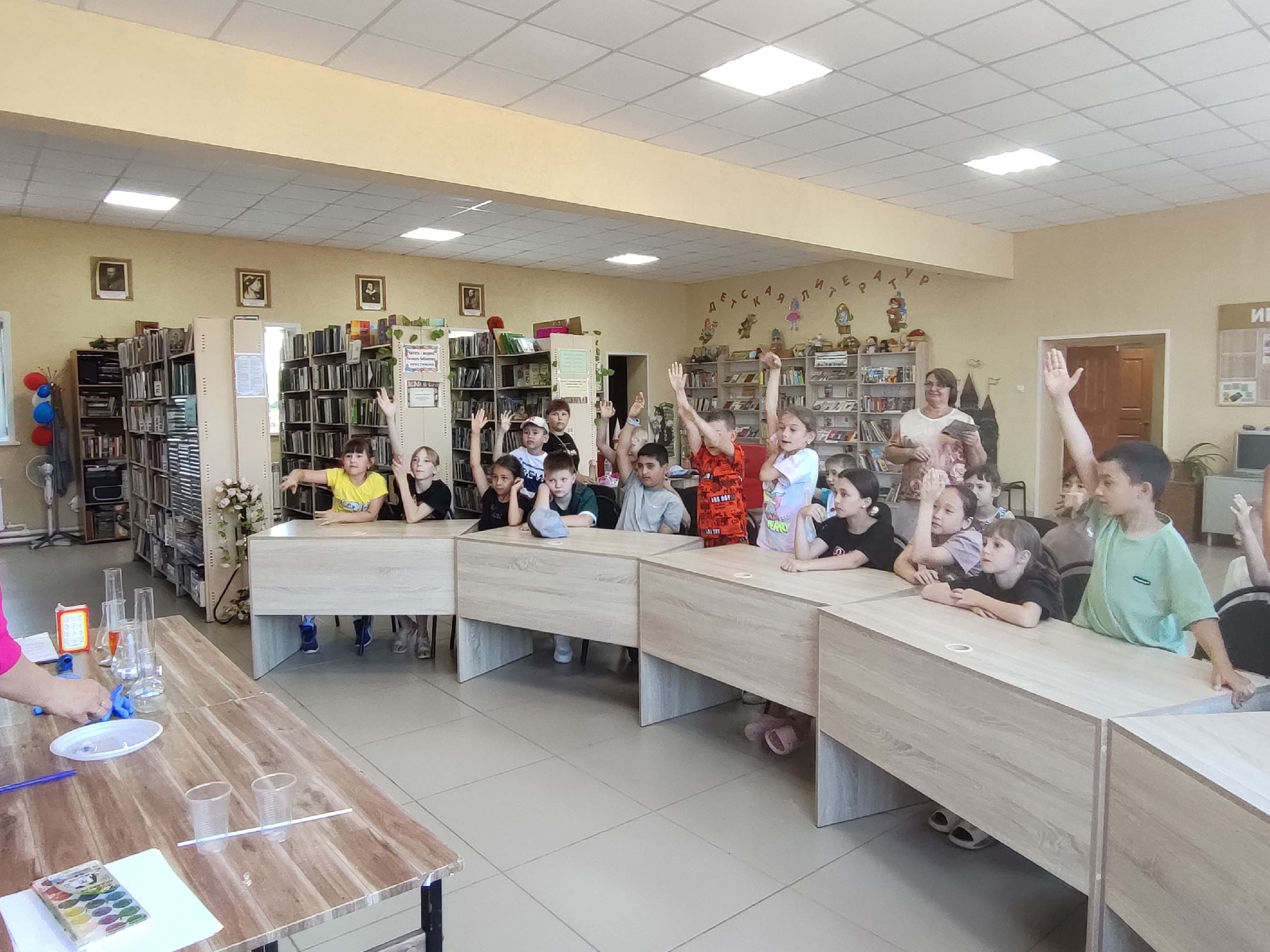 Познавательный час «Занимательная наука» прошел в Ждановской библиотеке