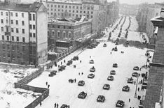 Колонна танков движется к Красной площади 7 ноября 1941 года.