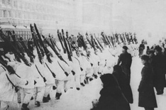 Подразделение советских военных-лыжников проходит по одной