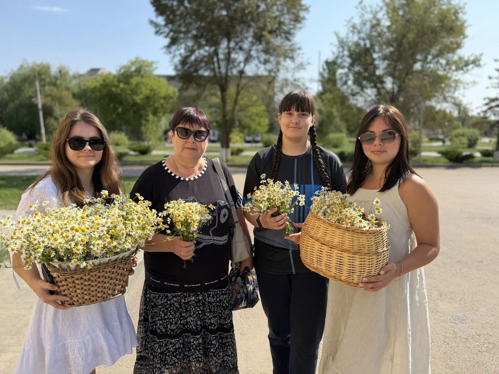 Сотрудники управления социальной поддержки населения дарили ромашковое настроение на улицах города