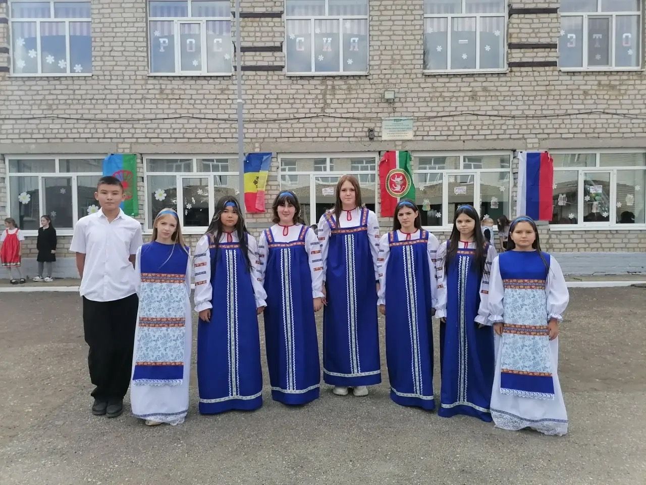 Благотворительная ярмарка в Лебедёвке объединила детей и родителей