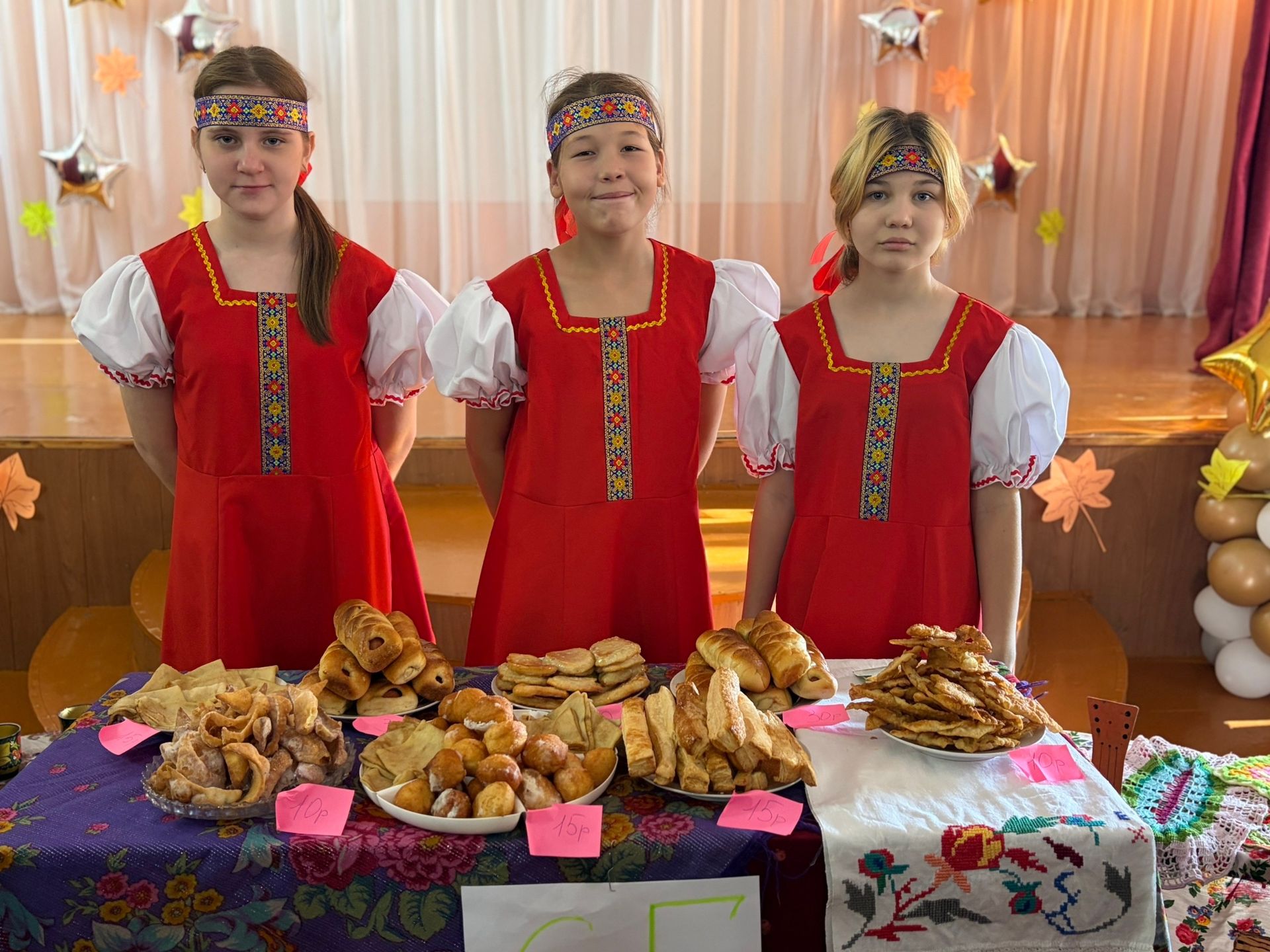 В городской школе прошла благотворительная ярмарка ко Дню народного единства
