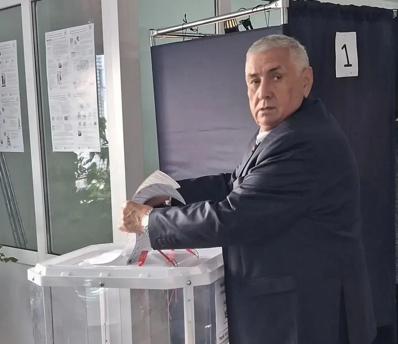Сергей Алпатов проголосовал в день своего рождения