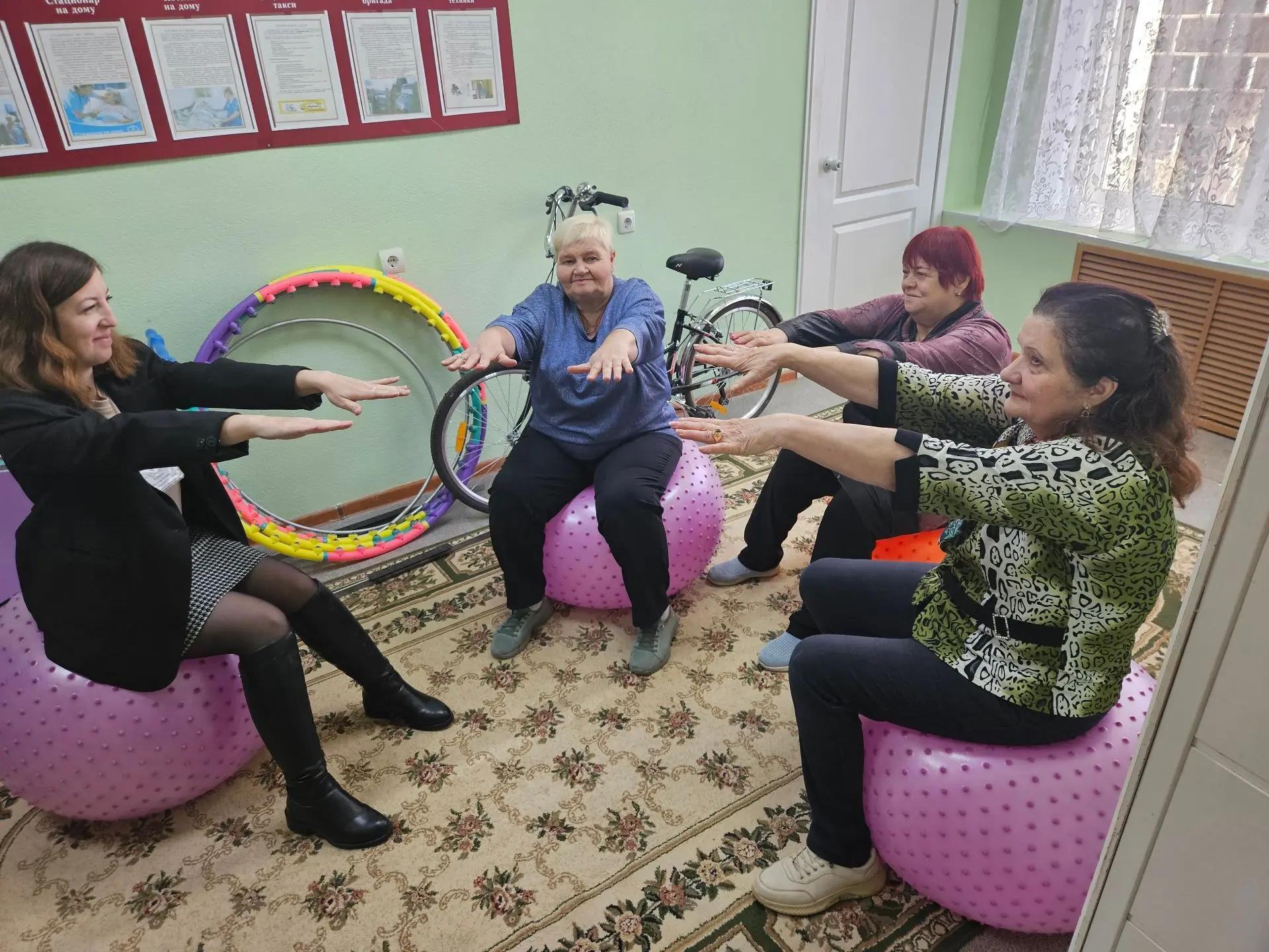 В центре соцобслуживания прошло занятие по адаптивной физкультуре