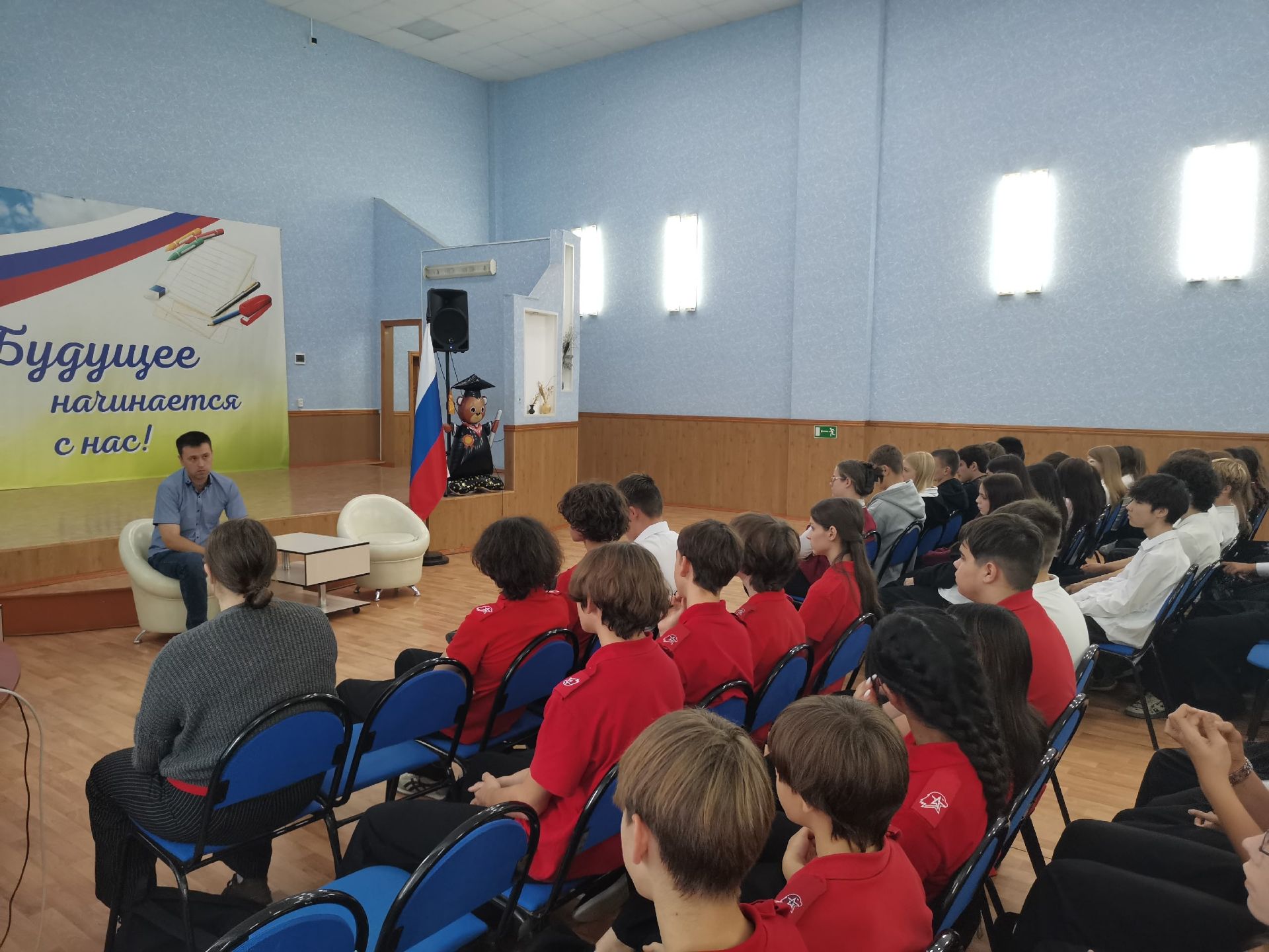 В городской школе прошла встреча старшеклассников с офицером пограничной службы